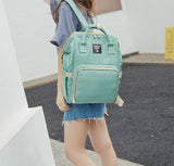 Wickelrucksack in Mint Grün über die Schulter getragen