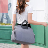 Baby Handtasche Chic mit dem Gurt getragen